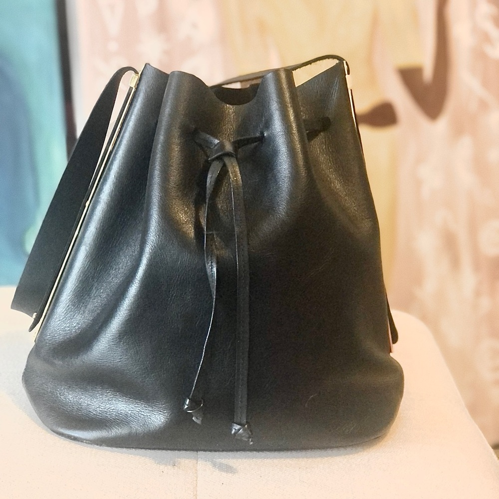Sophie Hulme Black Smooth Leather Bucket Bag